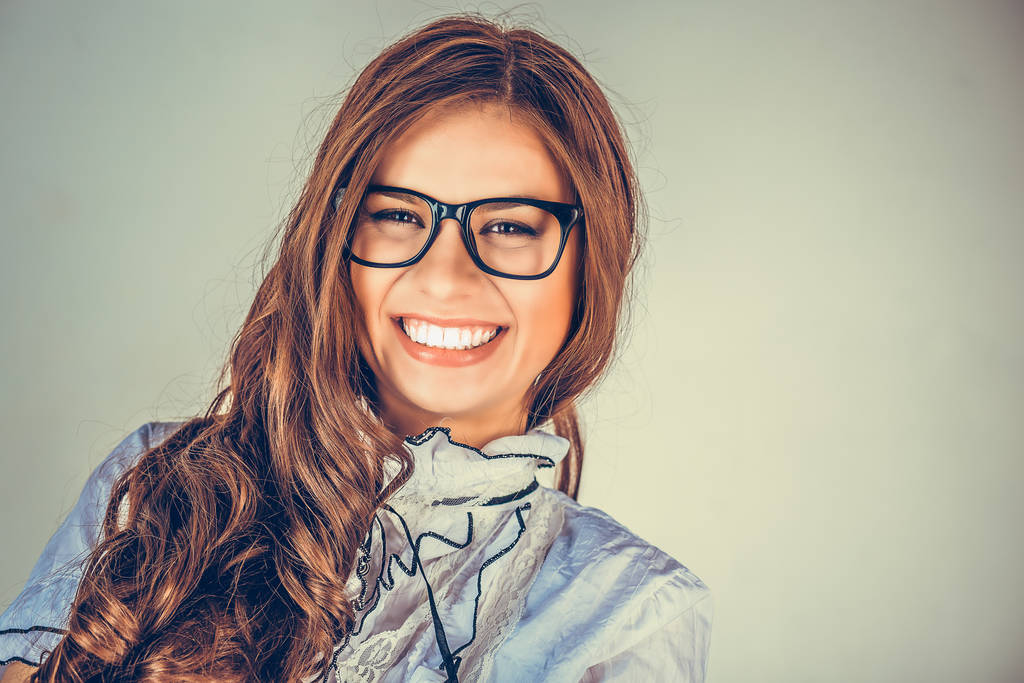 Succes. Close-up portret headshot sexy mooi gelukkig jonge vrouw met bril glimlachen geïsoleerd op licht groene achtergrond muur. Positieve menselijke emotie gezicht expressie gevoel leven perceptie concept - Foto, afbeelding