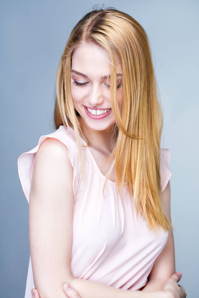 portrait d'une jeune femme souriante - Photo, image