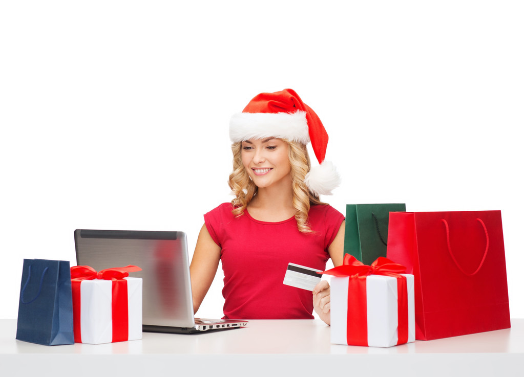 Nő, ajándékok, a laptop számítógép és a hitelkártya - Fotó, kép