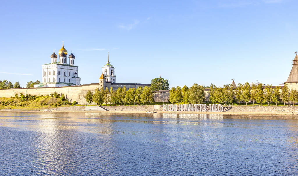 Pskov la rivière Velikaya. Pskov Krom (Kremlin). Bonsoir.
 - Photo, image