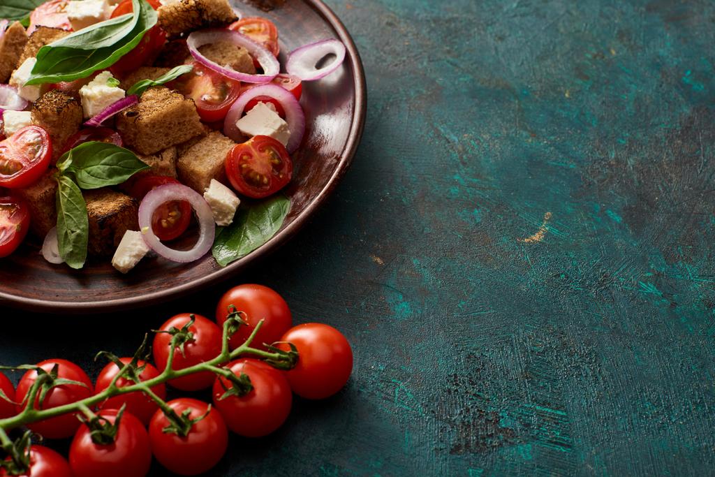 salade de légumes italiens frais panzanella servi sur la table avec des tomates
 - Photo, image