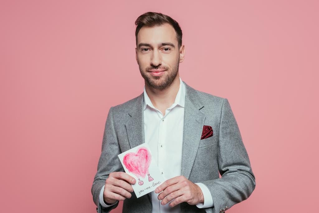 бородатый мужчина держит валентинки день карты с сердцем, изолированные на розовый
 - Фото, изображение