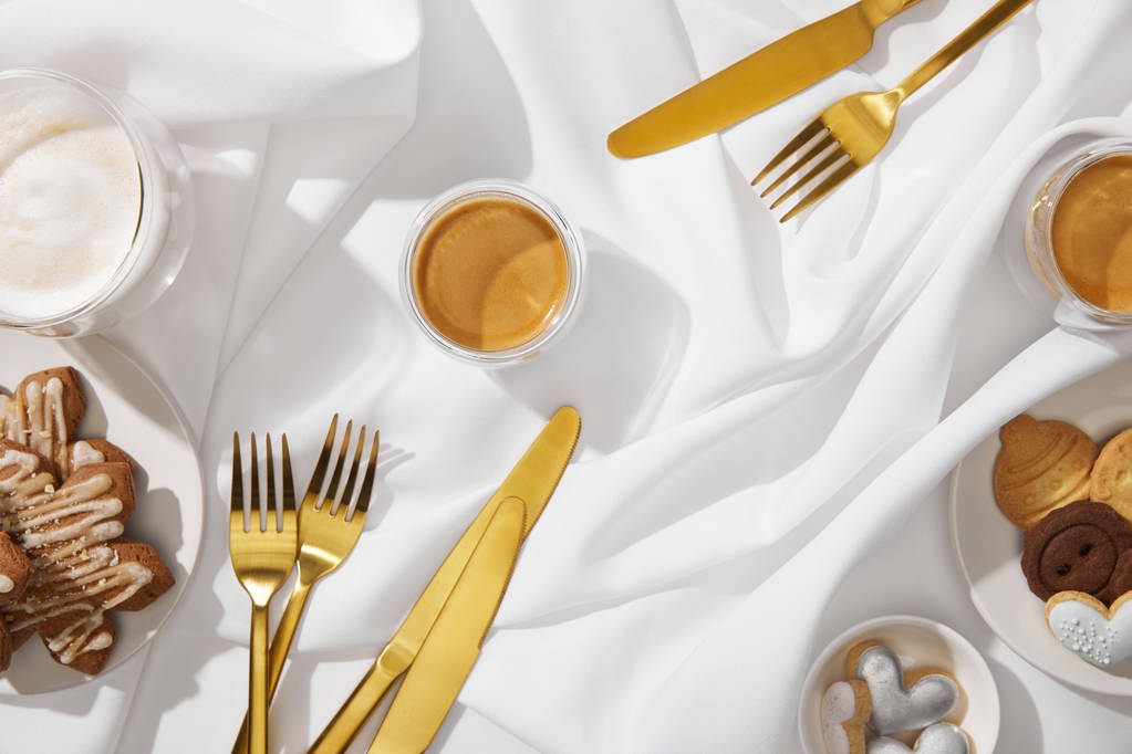 Вид сверху на вкусные кулинарные блюда со свежим кофе и золотыми котлетами на белой ткани
 - Фото, изображение