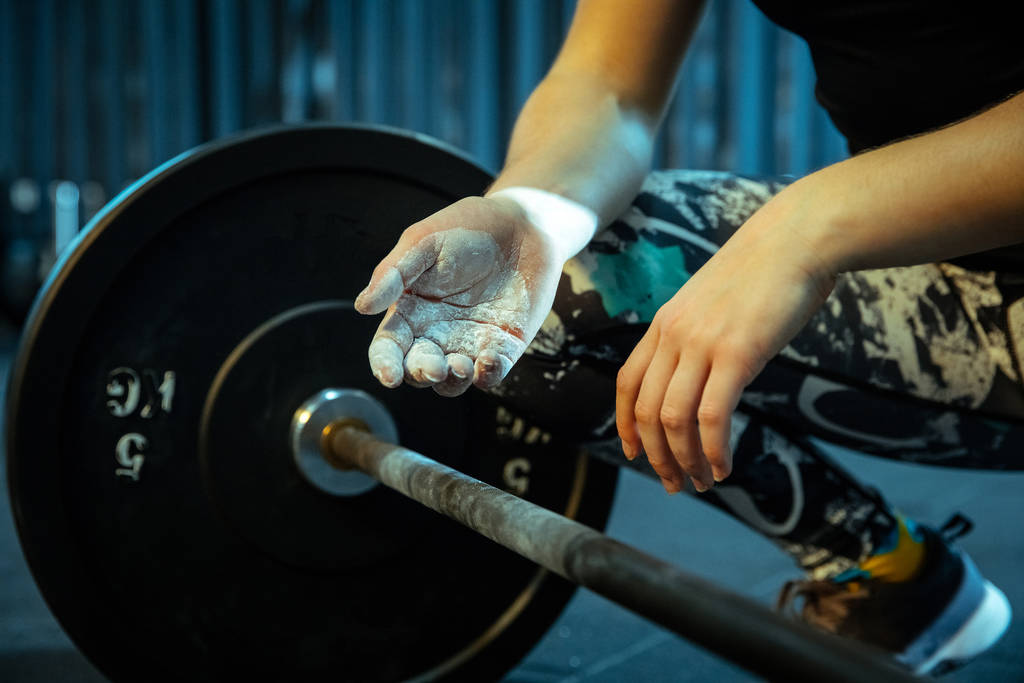 Caucásico adolescente practicando en levantamiento de pesas en el gimnasio
 - Foto, Imagen
