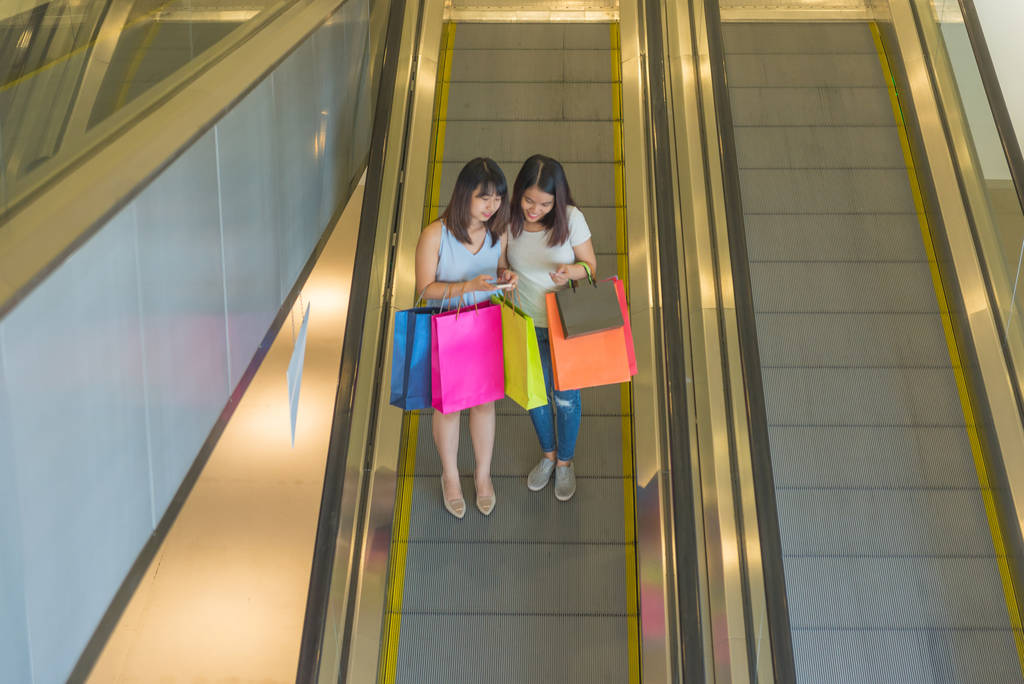 Asijské ženy nesoucí nákupní tašky - Fotografie, Obrázek