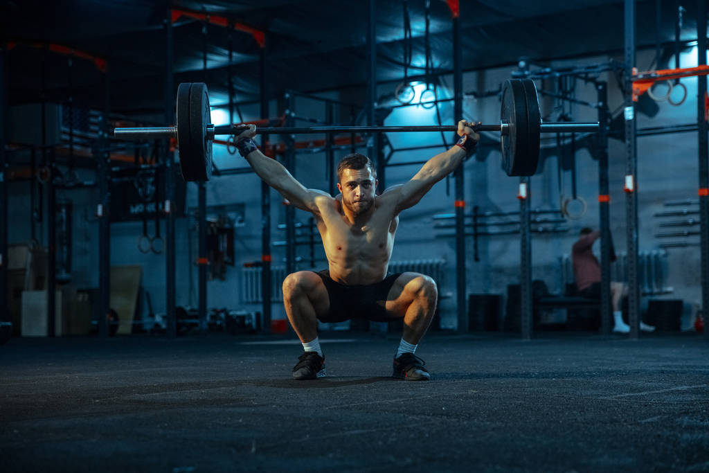 Kaukasier übt im Gewichtheben in Turnhalle - Foto, Bild