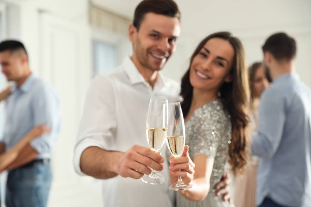 Schönes junges Paar mit Gläsern Champagner auf Tanzparty,  - Foto, Bild