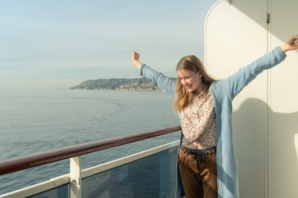 Відпочинок на круїзному кораблі. Дівчина-підліток розслабляється на балконі розкішного круїзного корабля
 - Фото, зображення
