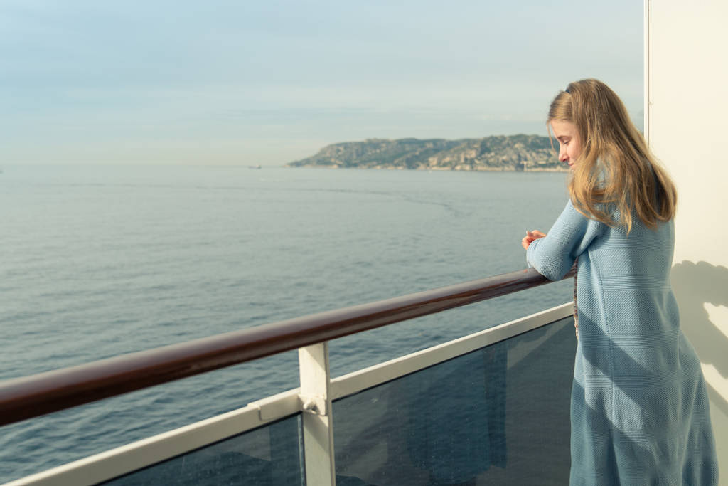 Wakacje na statku wycieczkowym. Nastolatka relaks na balkonie luksusowy statek wycieczkowy - Zdjęcie, obraz