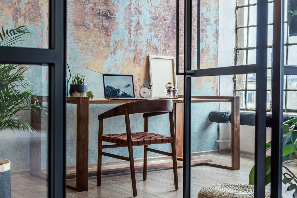 Diseño único contemporáneo de mesa de madera en apartamento moderno
 - Foto, imagen