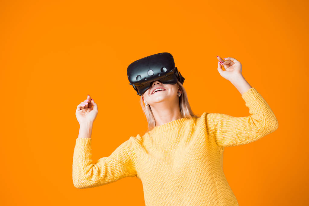 Számítógépes játék játékos használ virtuális valóság. Egy fiatal nő virtuális valóság sisakban. - Fotó, kép