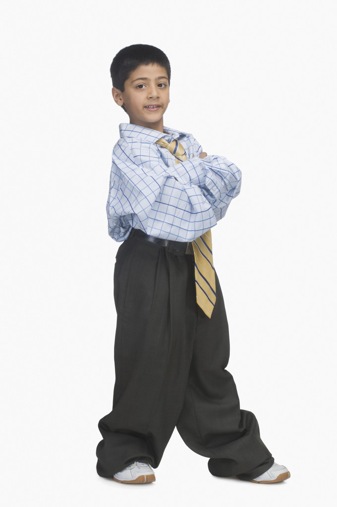 Junge trägt überdimensionale Kleidung - Foto, Bild
