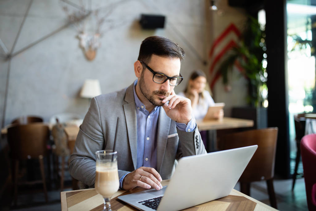 Retrato de um empresário bem sucedido sentado no café na frente de um laptop. - Foto, Imagem