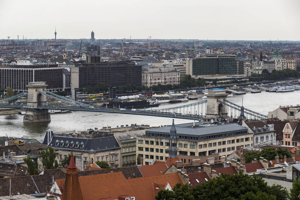 Budapest, ungarisch. 23 juni 2017: panorama von budapest am ufer der donau  - Foto, Bild