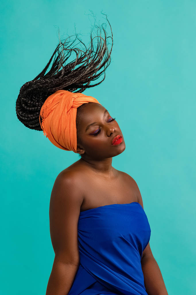 Afrykańska kobieta z jasnym makijażu z kwiatami na głowie - Zdjęcie, obraz