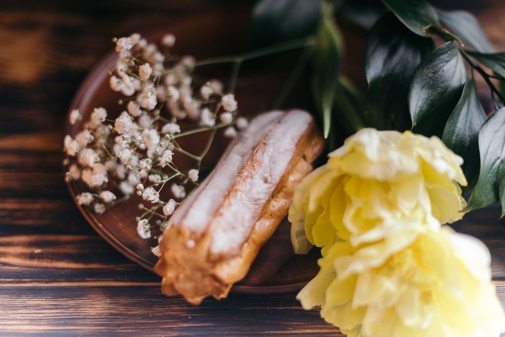 Торт Шу на деревянном фоне с тюльпанами
 - Фото, изображение
