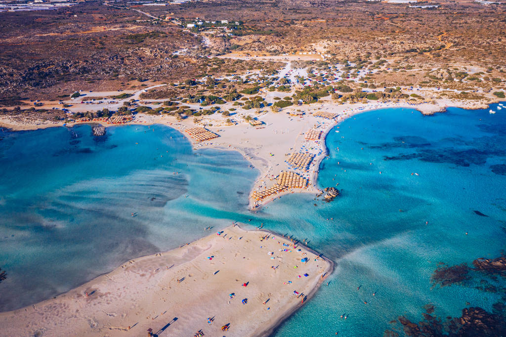Vista aérea da bela praia tropical Elafonissi com san rosa
 - Foto, Imagem