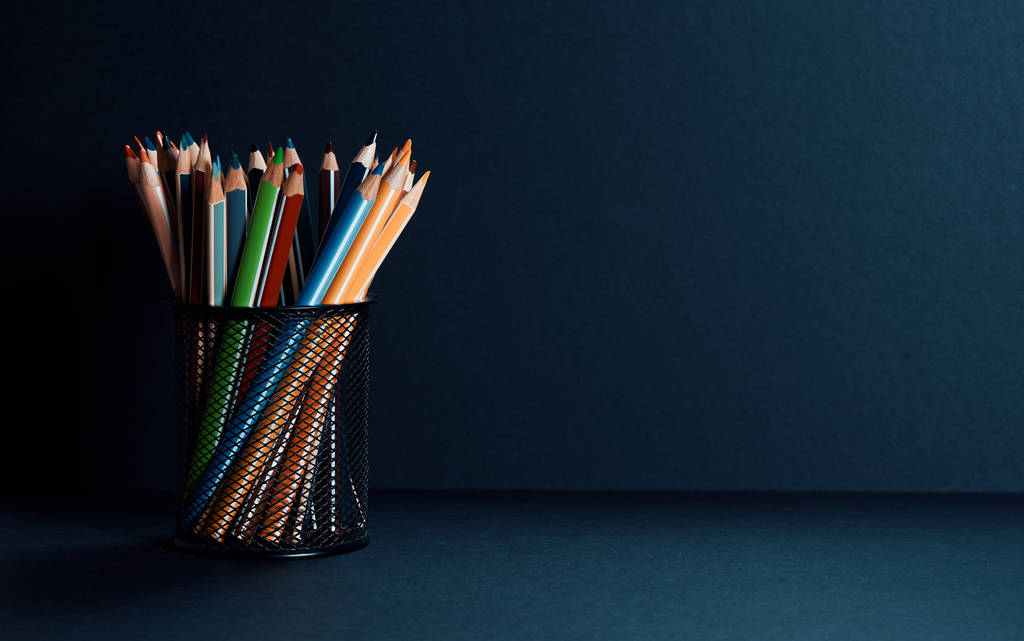 кольорові олівці на чорному тлі з пробілом для копіювання
 - Фото, зображення
