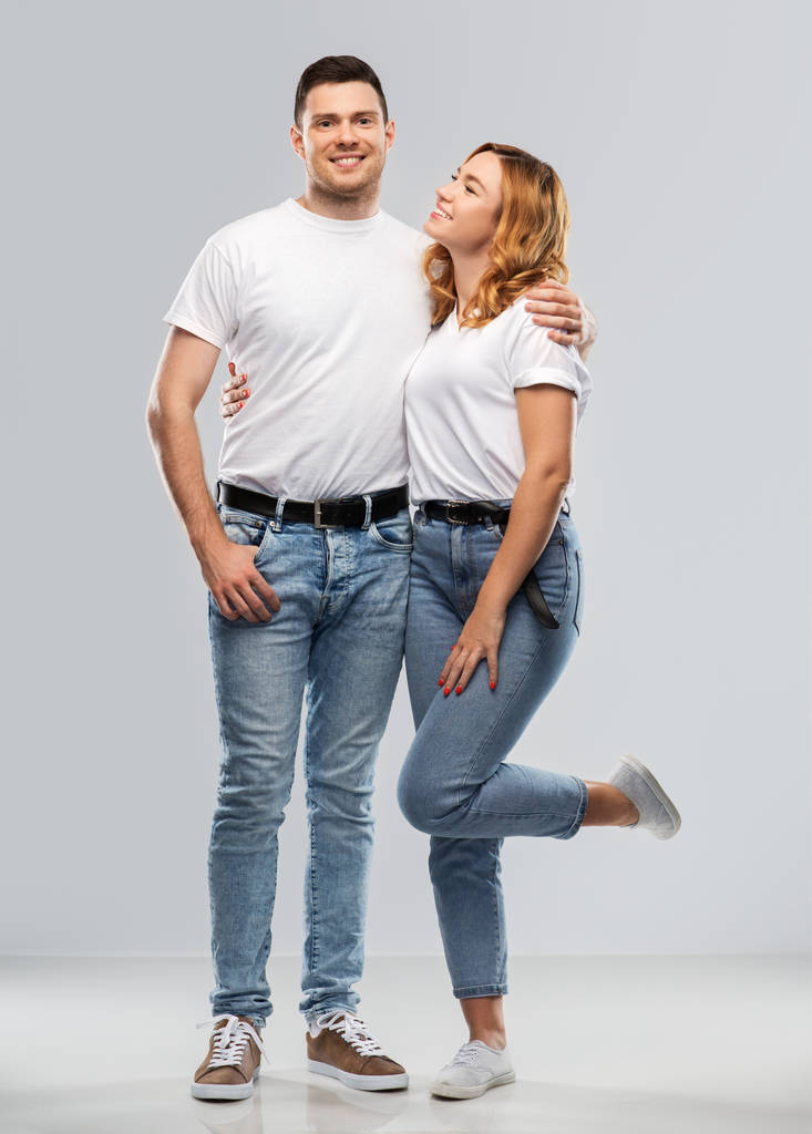 白いTシャツを着た幸せなカップルの肖像画 - 写真・画像