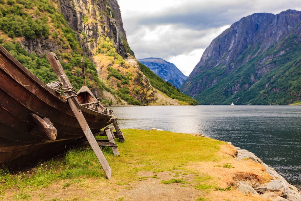 Antiguo barco vikingo en la orilla del fiordo, Noruega
 - Foto, Imagen