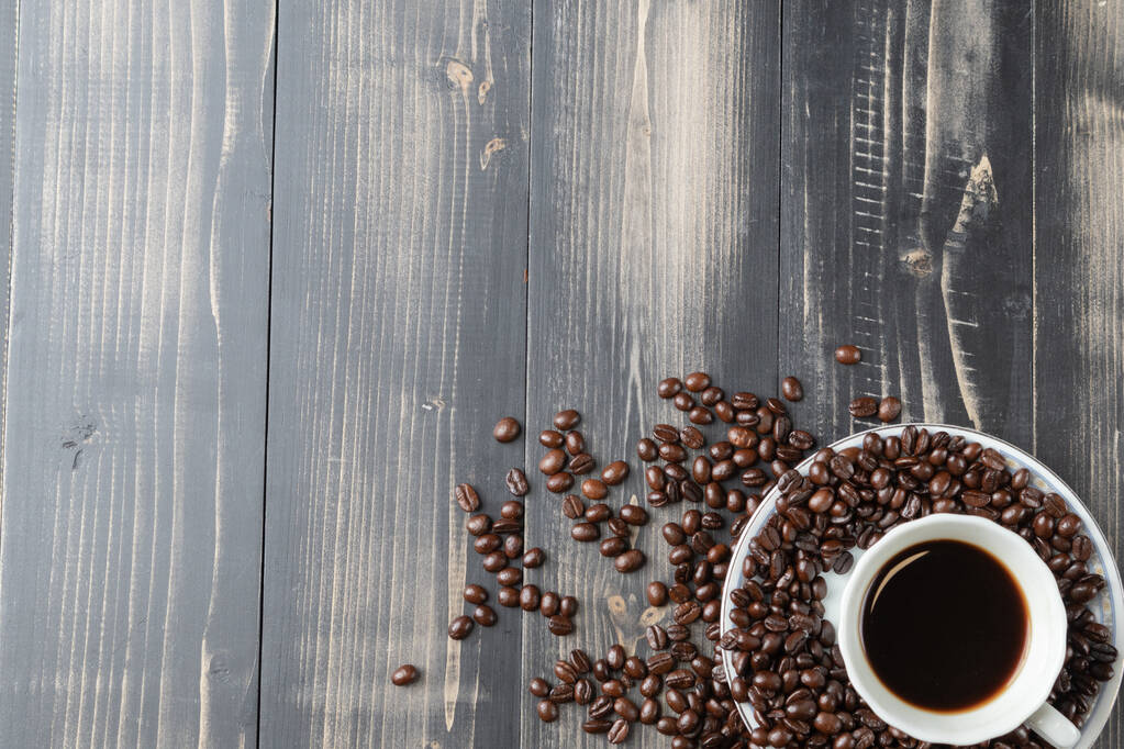 šálek horké kávy a pražených kávových zrn - Fotografie, Obrázek