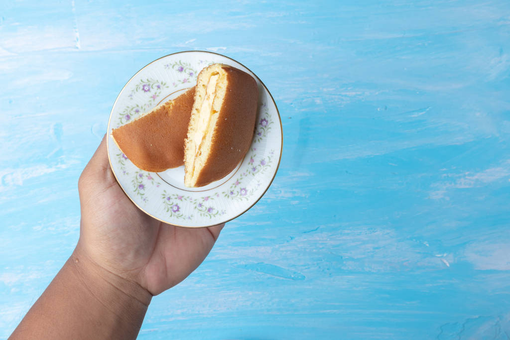 hand holding plaat met dorayaki (Japanse pannenkoek Sandwich) - Foto, afbeelding