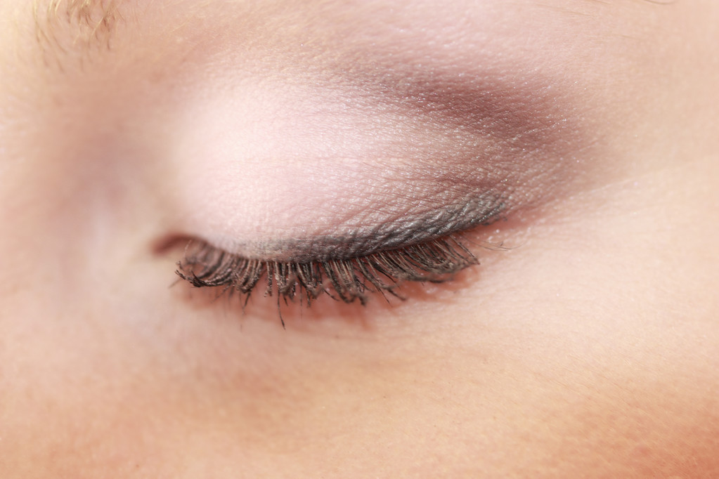 μέρος της γυναικείας μάτι μακιγιάζ εφαρμογή με πινέλο - Φωτογραφία, εικόνα