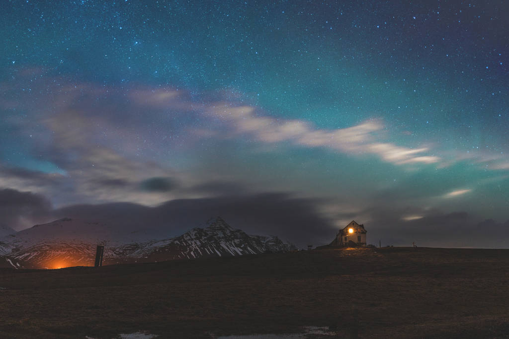 Исландия, дом в сельской местности ночью с северным сиянием
 - Фото, изображение