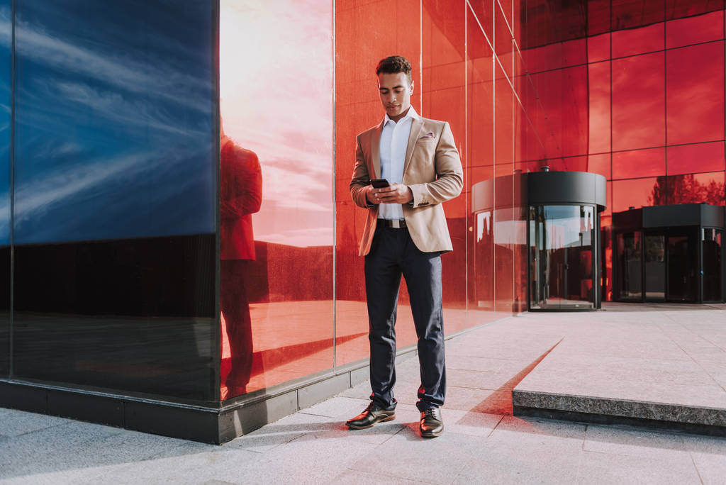 Elegante man met smartphone in het centrum van stock foto - Foto, afbeelding