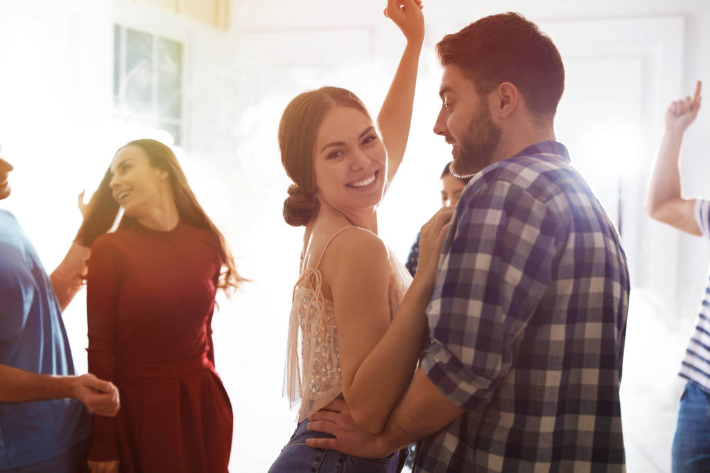 Прекрасна молода пара танцює разом на вечірці
 - Фото, зображення