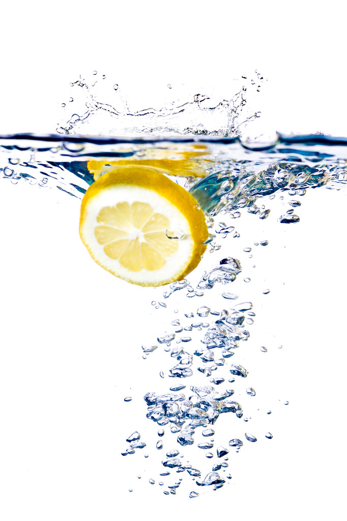 gesneden citroen in water - Foto, afbeelding