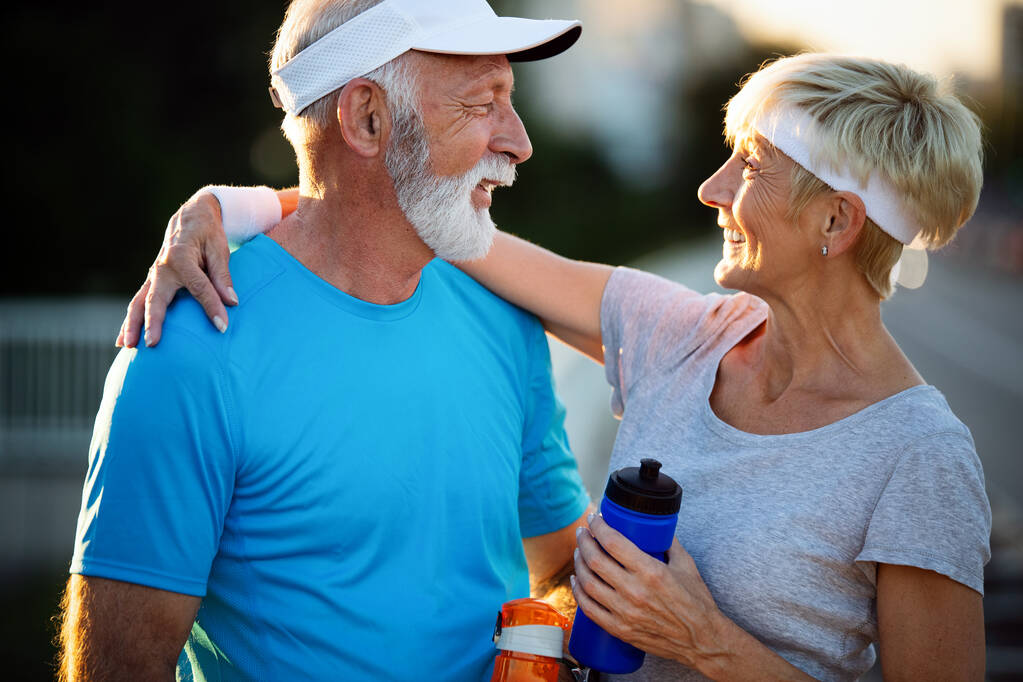 健康な生活のために運動する幸せな高齢者のカップル - 写真・画像