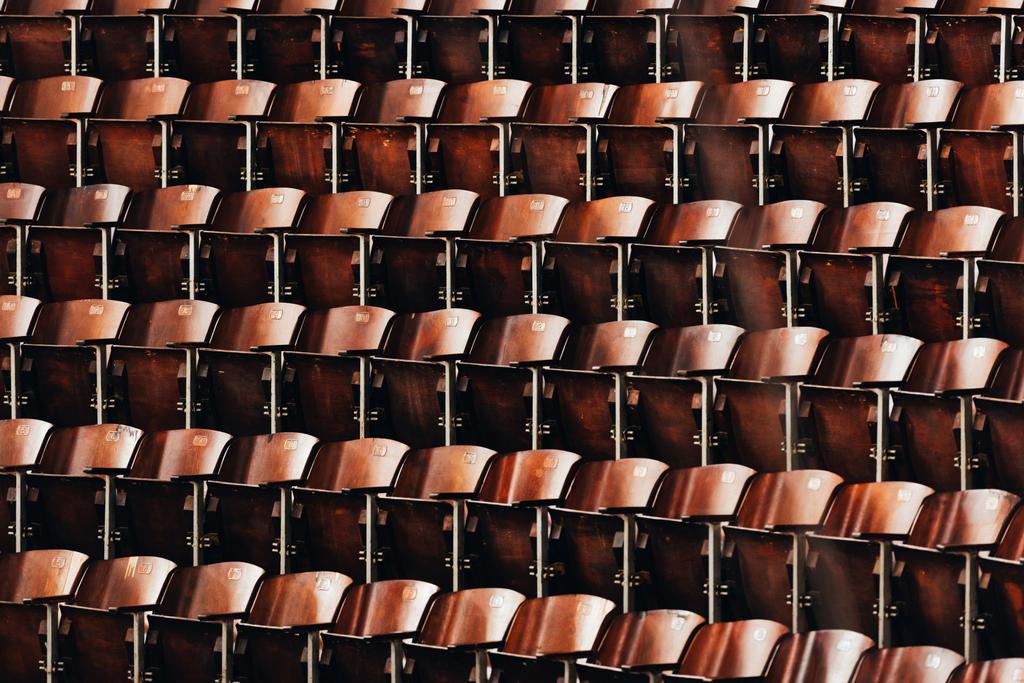 Rijen van houten stoelen van circusamfitheater - Foto, afbeelding