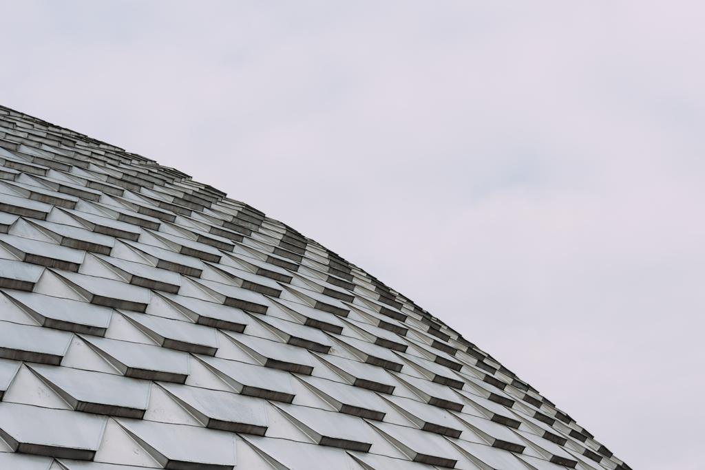 Vista ad angolo basso del modello geometrico sul tetto dell'edificio
 - Foto, immagini