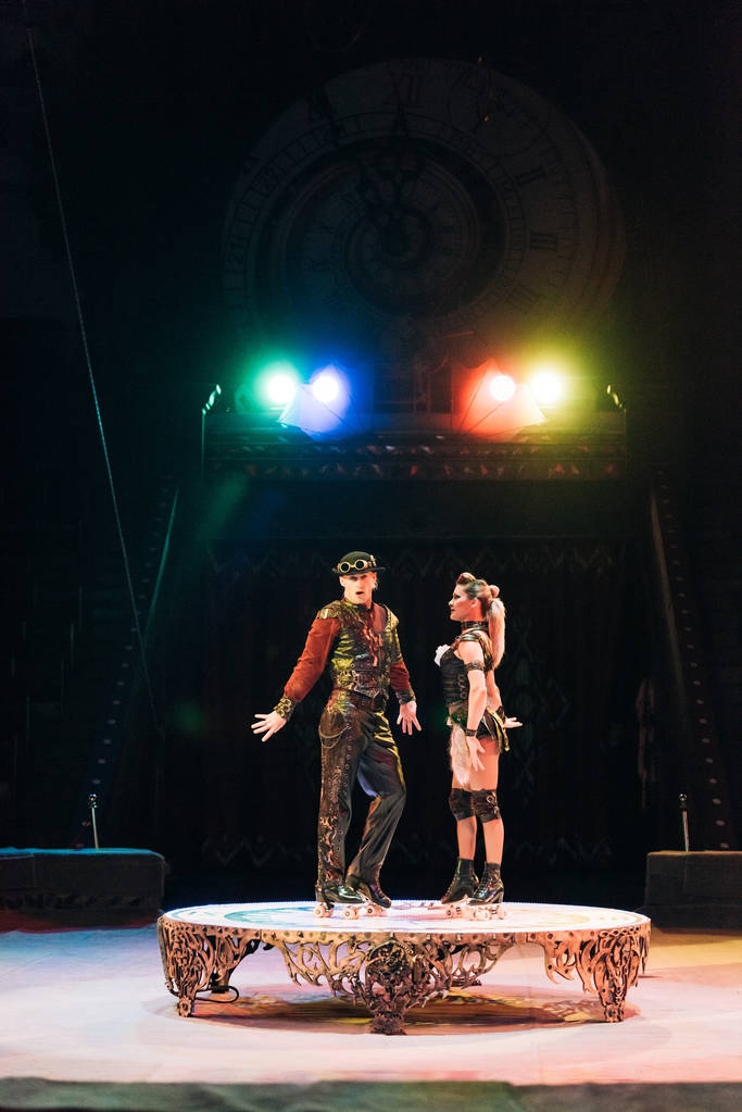 Kijev, Ukrajna - 2019. november 1.: Akrobaták görkorcsolyázva cirkuszban, háttérvilágítással - Fotó, kép