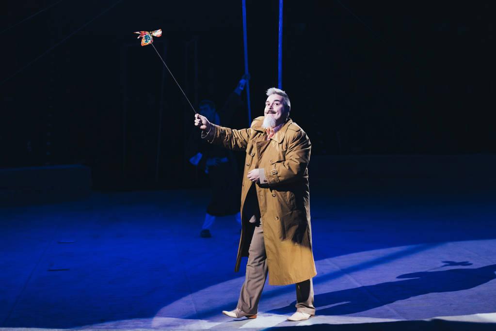 КИЕВ, УКРАИНА - 1 ноября 2019 года: Улыбающийся исполнитель с реквизитом на цирковой сцене
 - Фото, изображение