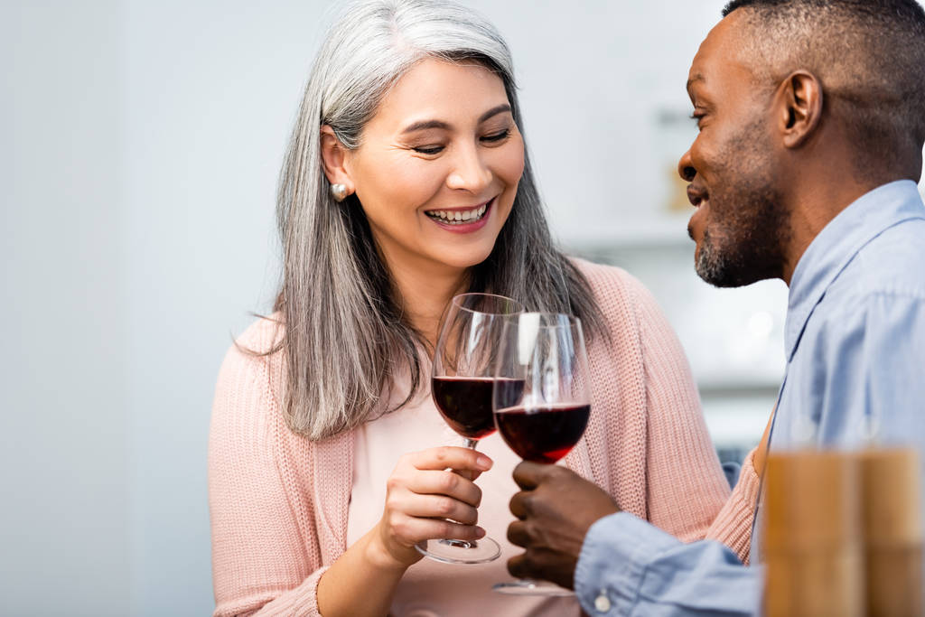 valikoiva painopiste hymyilevä monikulttuurinen ystäviä clinking viinilaseja
  - Valokuva, kuva