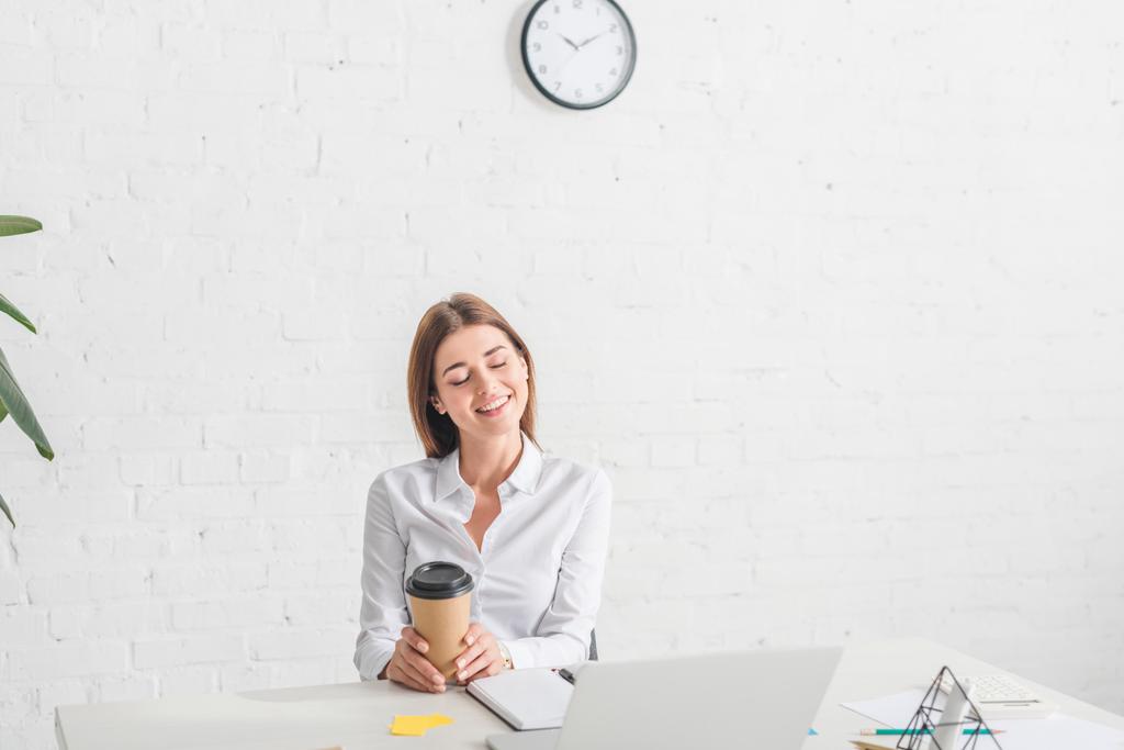 счастливая деловая женщина охлаждения и проведения бумажной чашки в офисе
  - Фото, изображение