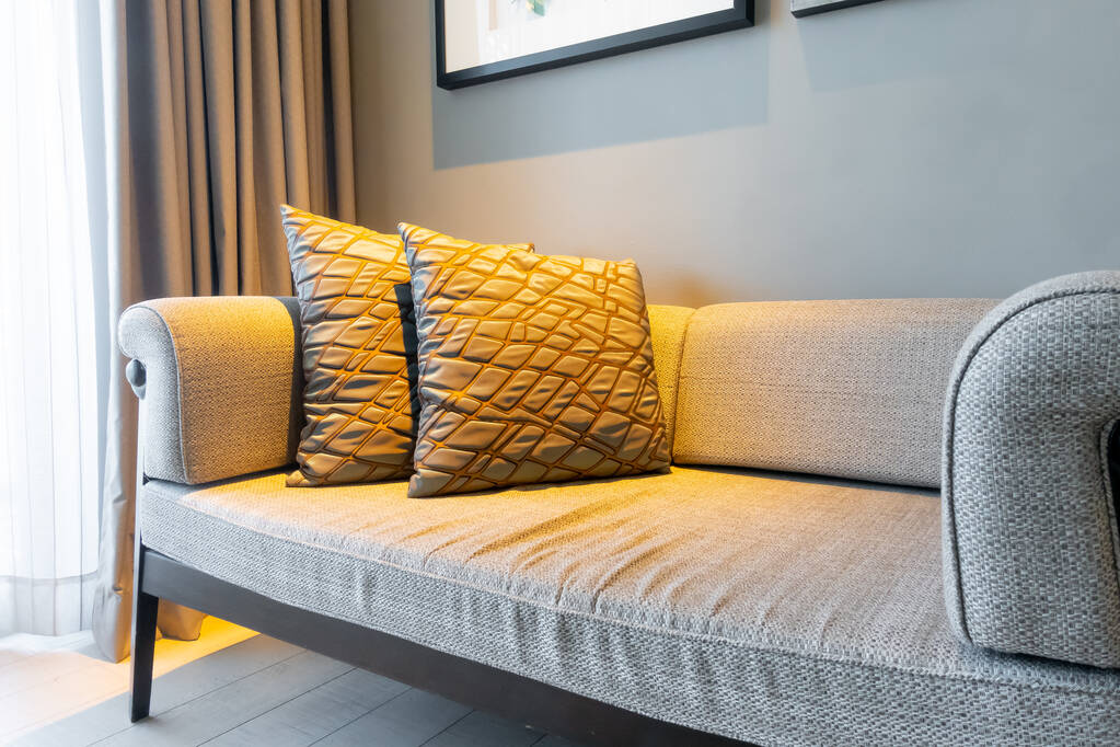 gyönyörű párnák dekoráció kanapén a nappaliban - Fotó, kép