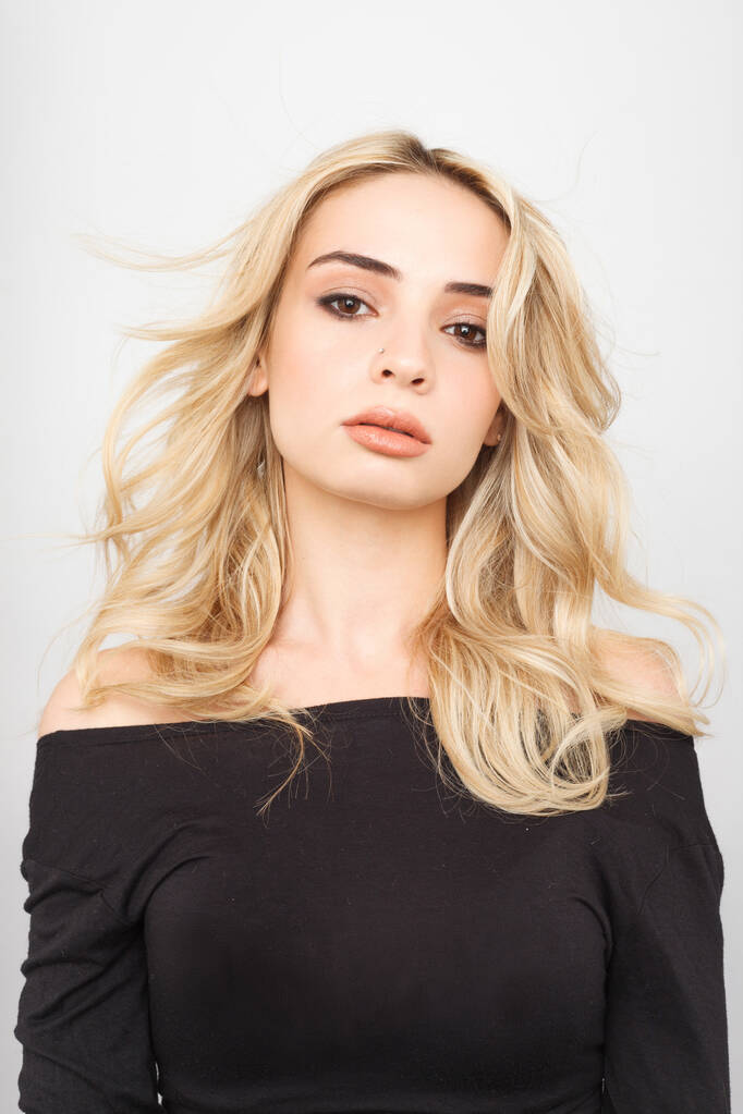 Portrait de femme sexy avec un beau maquillage et de longs cheveux blonds bouclés
 - Photo, image