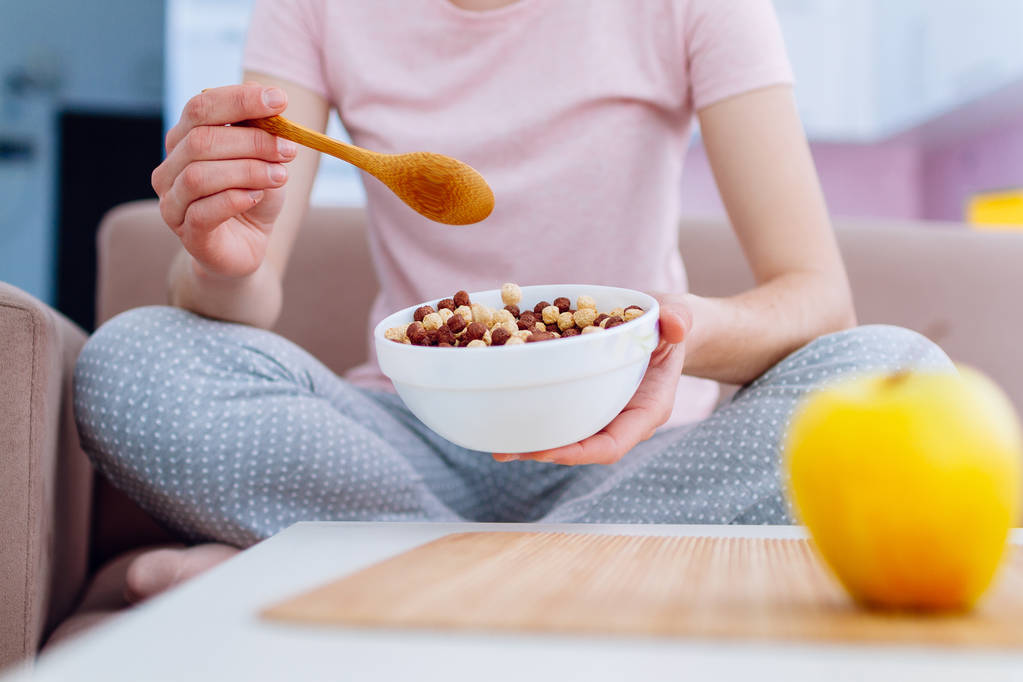 Schüssel voller gefrosteter Schokokugeln für Müsli und Cornflakes gesundes, knackiges Frühstück  - Foto, Bild