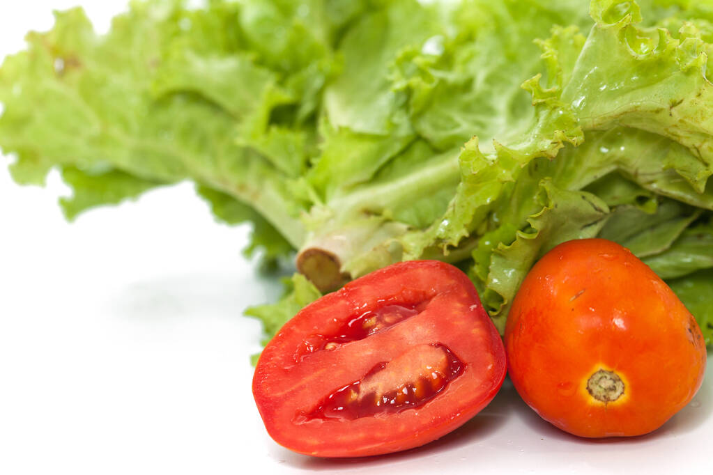tuore salaatti ja tomaatti eristetty valkoisella pohjalla
 - Valokuva, kuva