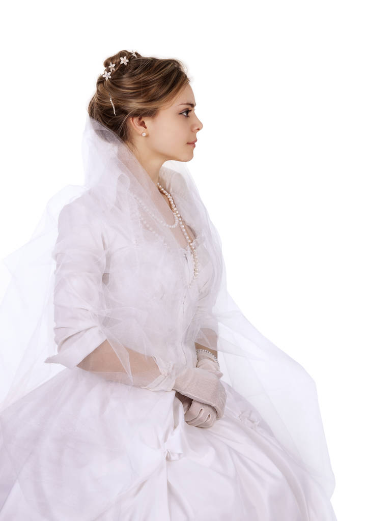 Πορτρέτο ενός γοητευτικού κοριτσιού σε λευκό φόρεμα σε ρετρό στυλ, η νύφη σε ρετρό φόρεμα. - Φωτογραφία, εικόνα
