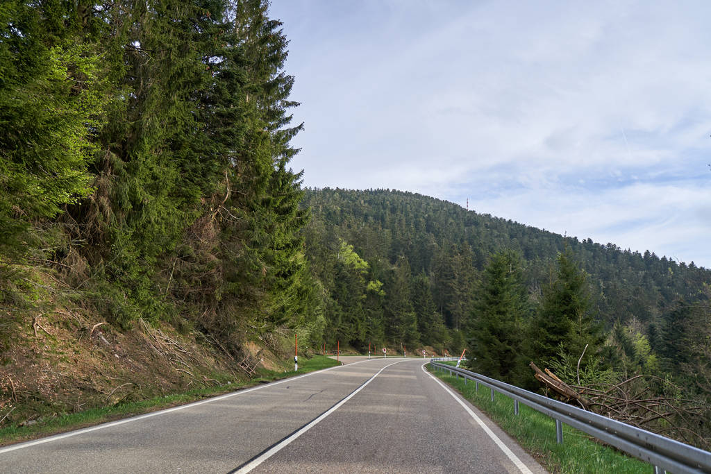 Estrada de asfalto bonita com voltas através da floresta conífera do Schwarzwald na Alemanha
 - Foto, Imagem