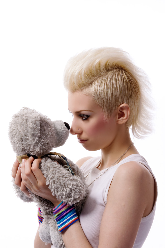 Belle fille aux cheveux blonds et ours jouet
 - Photo, image