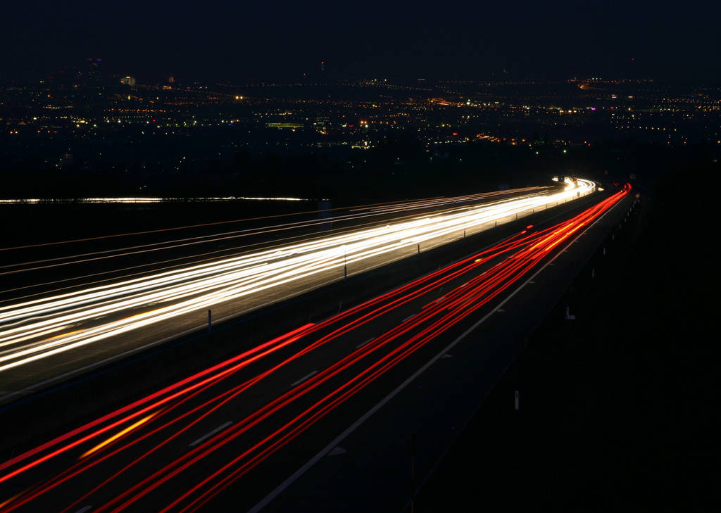 snelweg naar Vienna, waar je rijdt in de smog elke avond  - Foto, afbeelding