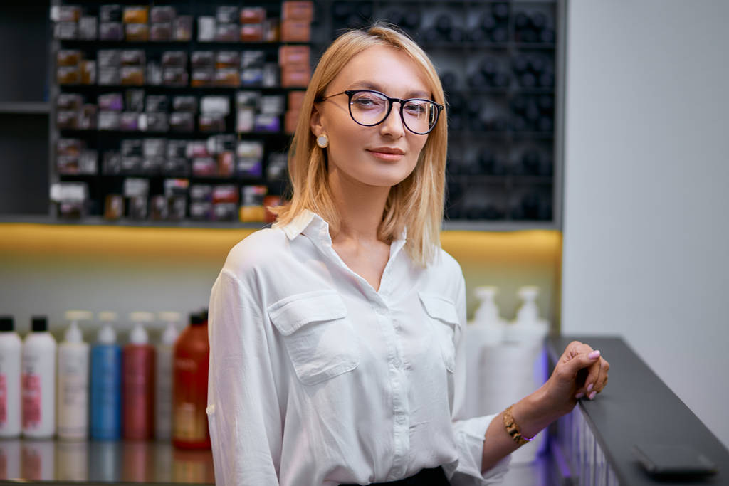 Fiatal és gyönyörű kaukázusi nő eladó vagy tanácsadó a szépségszalonban - Fotó, kép