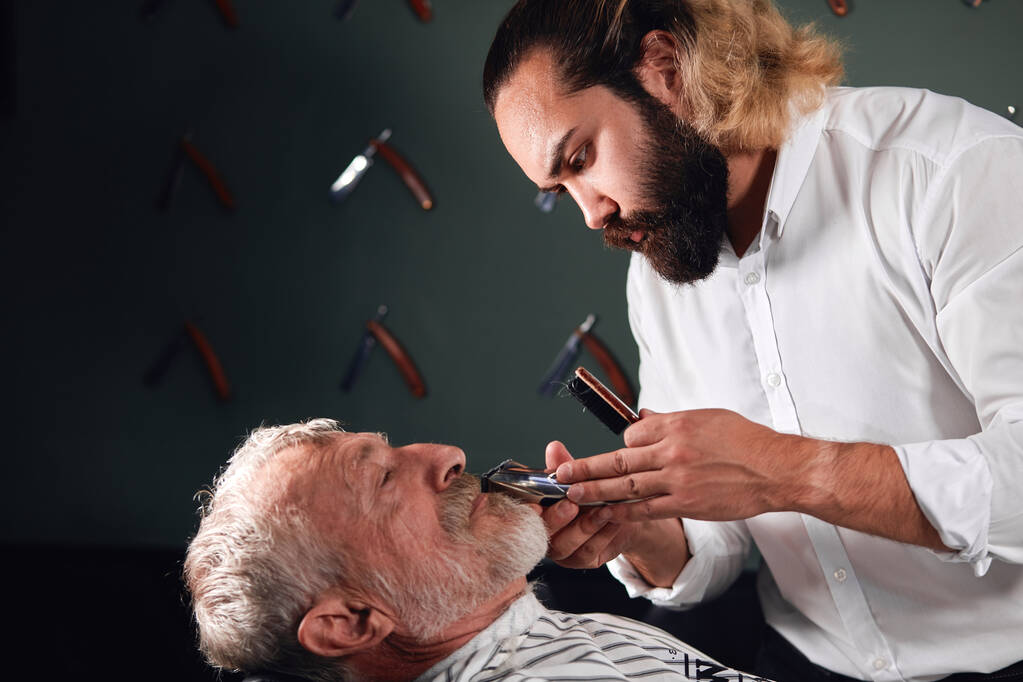 maestro de recorte senior mans bigote
 - Foto, imagen