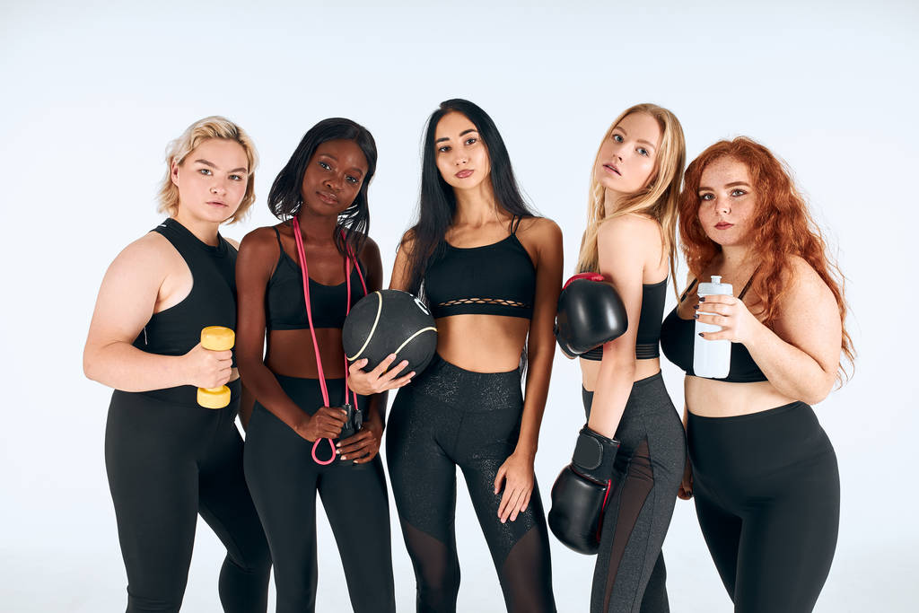 Portrét pěti multietnických dívek ve sportovním oblečení - Fotografie, Obrázek