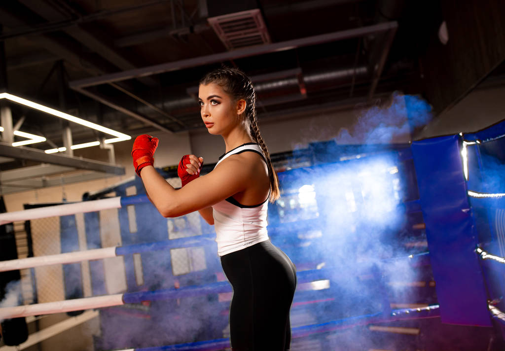 puolella näkymä naisten nyrkkeilijä valmis taistelemaan
 - Valokuva, kuva